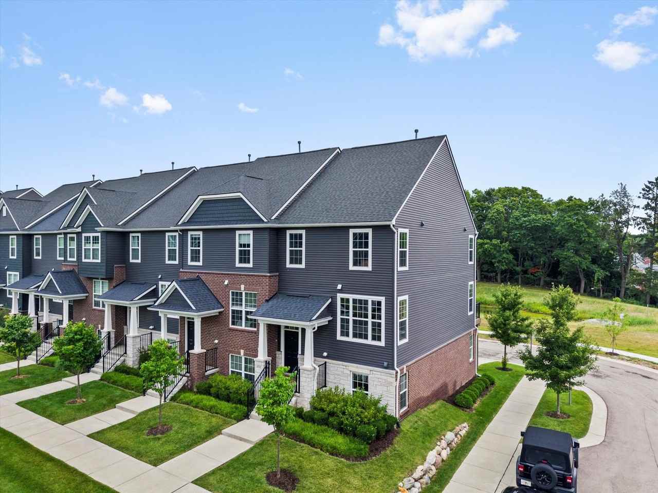 202 N Sydney Ct - Photo 3 of 50