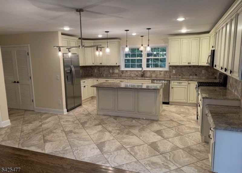 195 Valley Rd - Photo 3 of 24