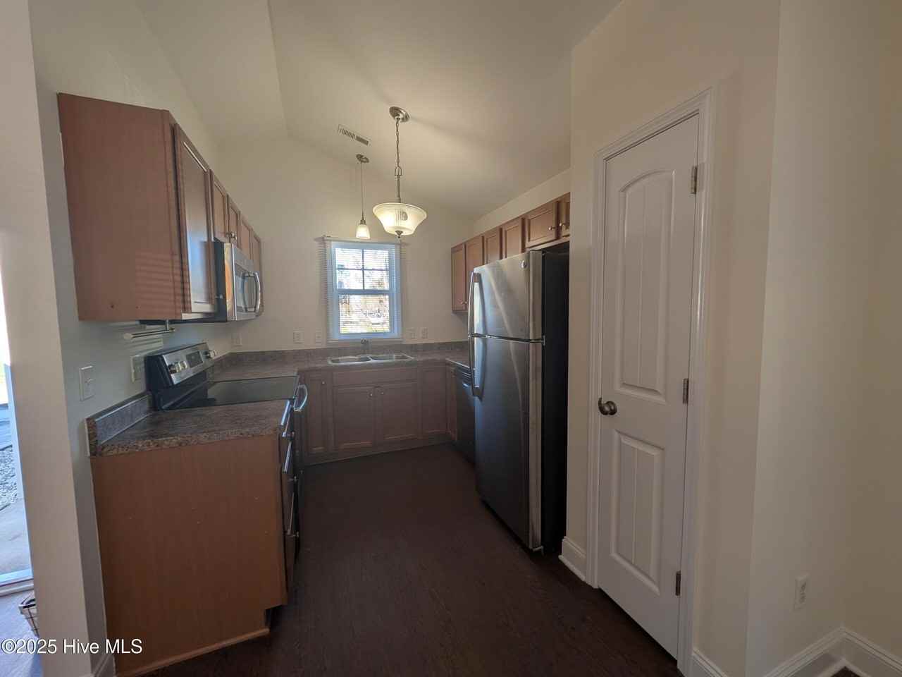 726 Kidder St - Photo 4 of 9