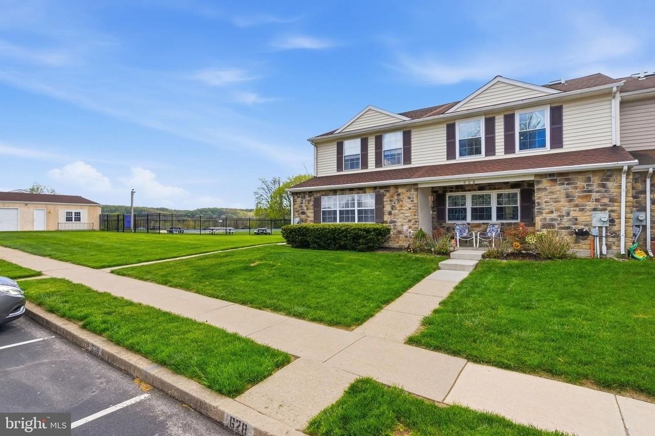 628 Lancaster Ct - Photo 3 of 49