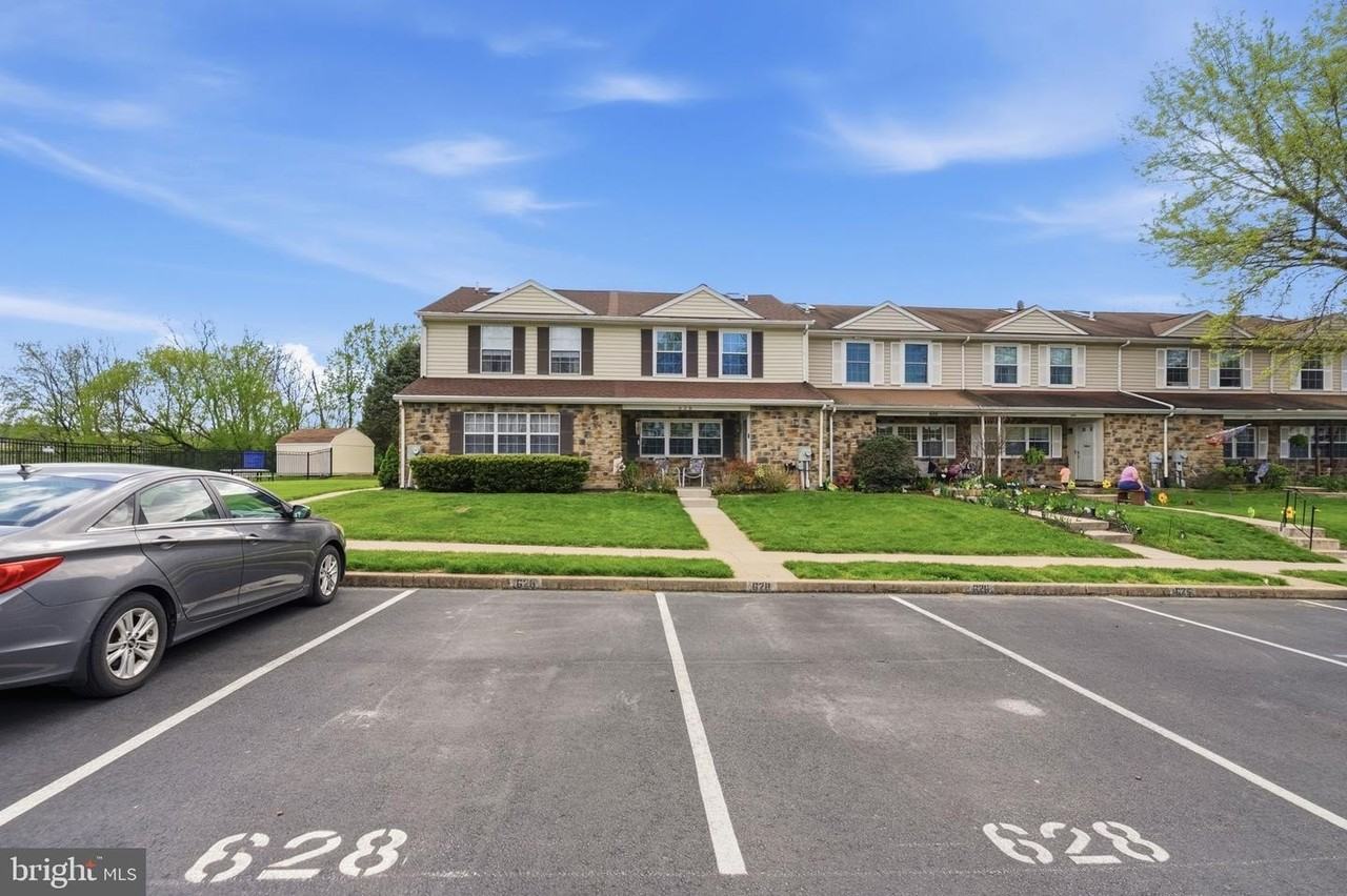 628 Lancaster Ct - Photo 4 of 49