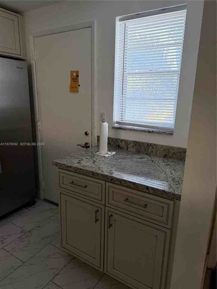 901 Ne 14th Ave #305 - Photo 5 of 11