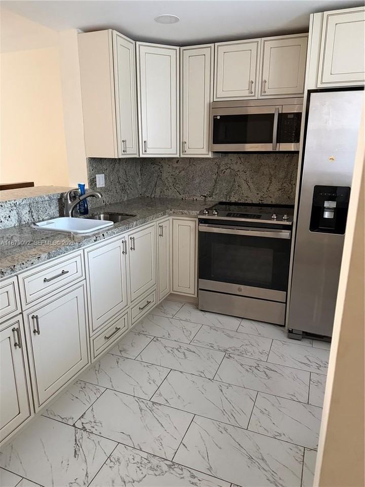 901 Ne 14th Ave #305 - Photo 6 of 11