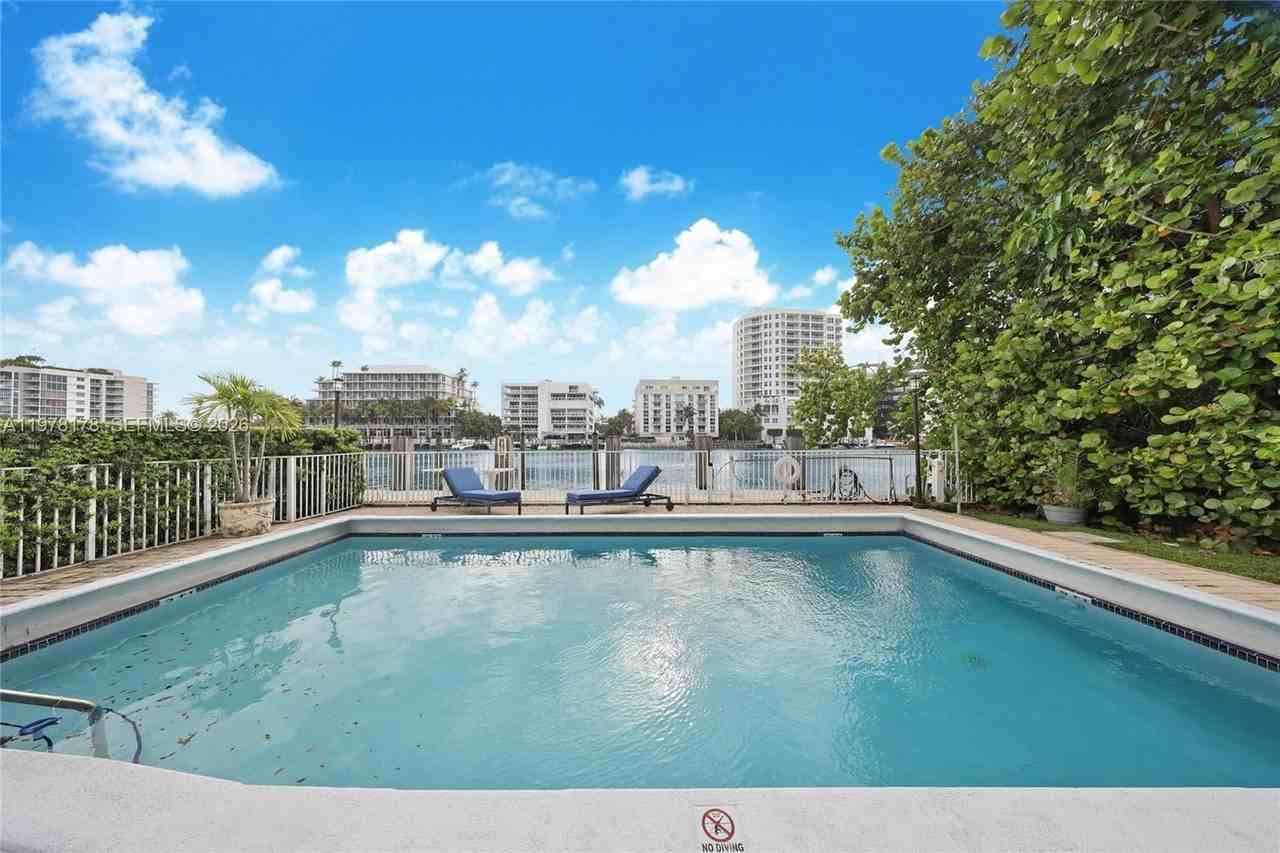 34 Bal Bay Dr #4 - Photo 3 of 21