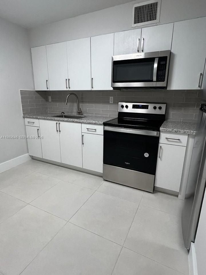 2970 Sw 38th Ct #006 - Photo 2 of 12