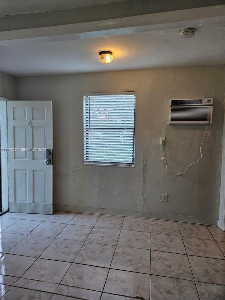 1437 Ne 110th Ter #4 - Photo 5 of 10