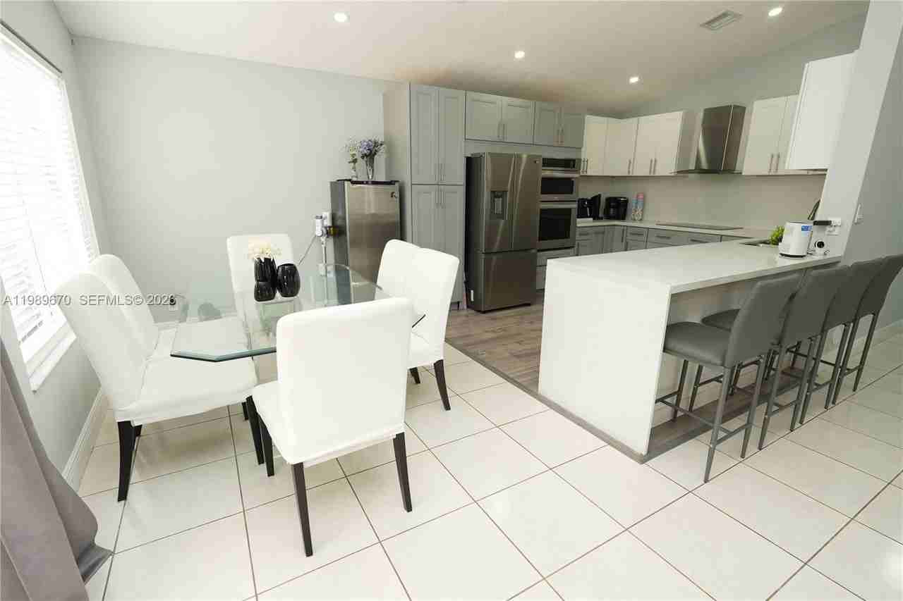 3460 Nw 21st St - Photo 5 of 23