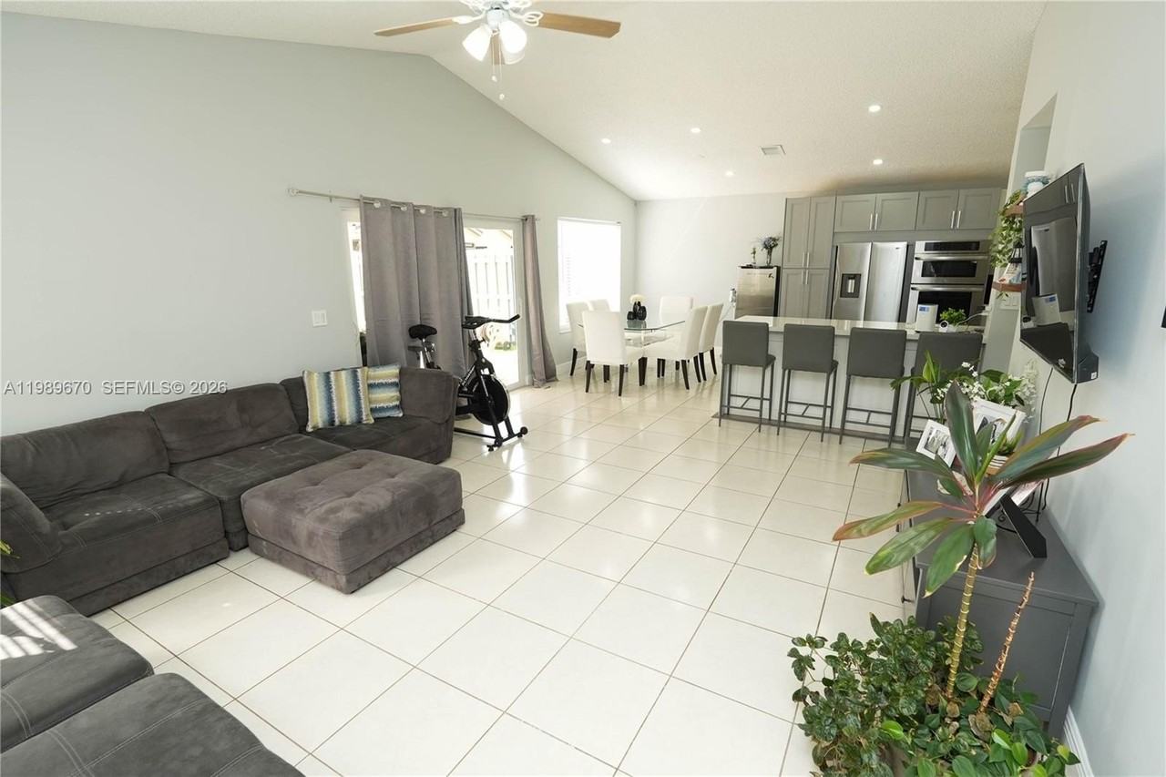 3460 Nw 21st St - Photo 7 of 23