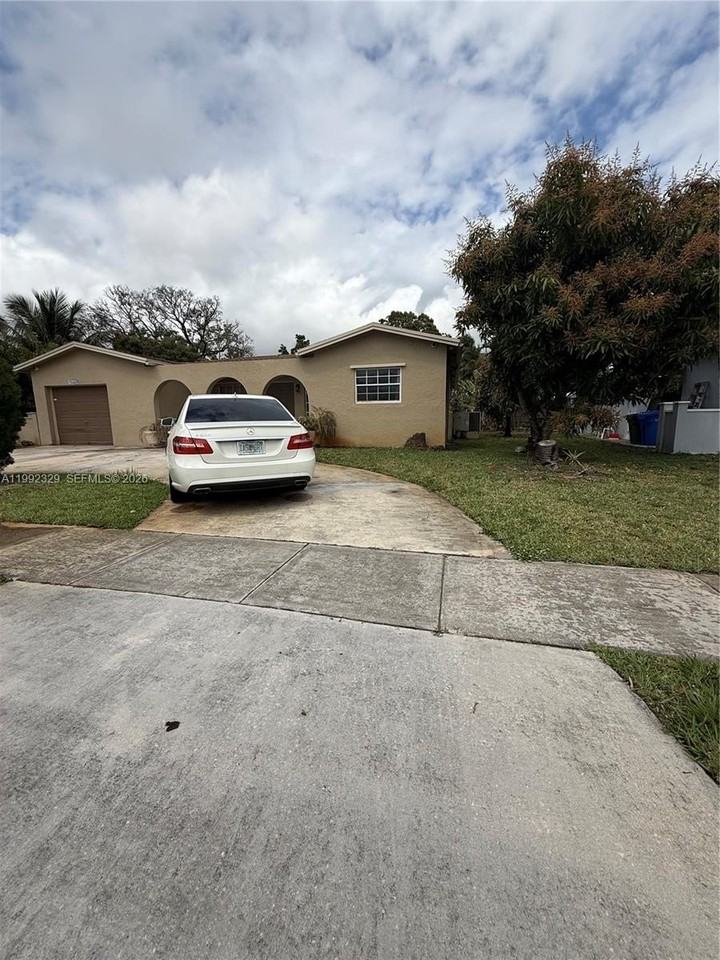 4998 Sw 8th Ct - Photo 2 of 24