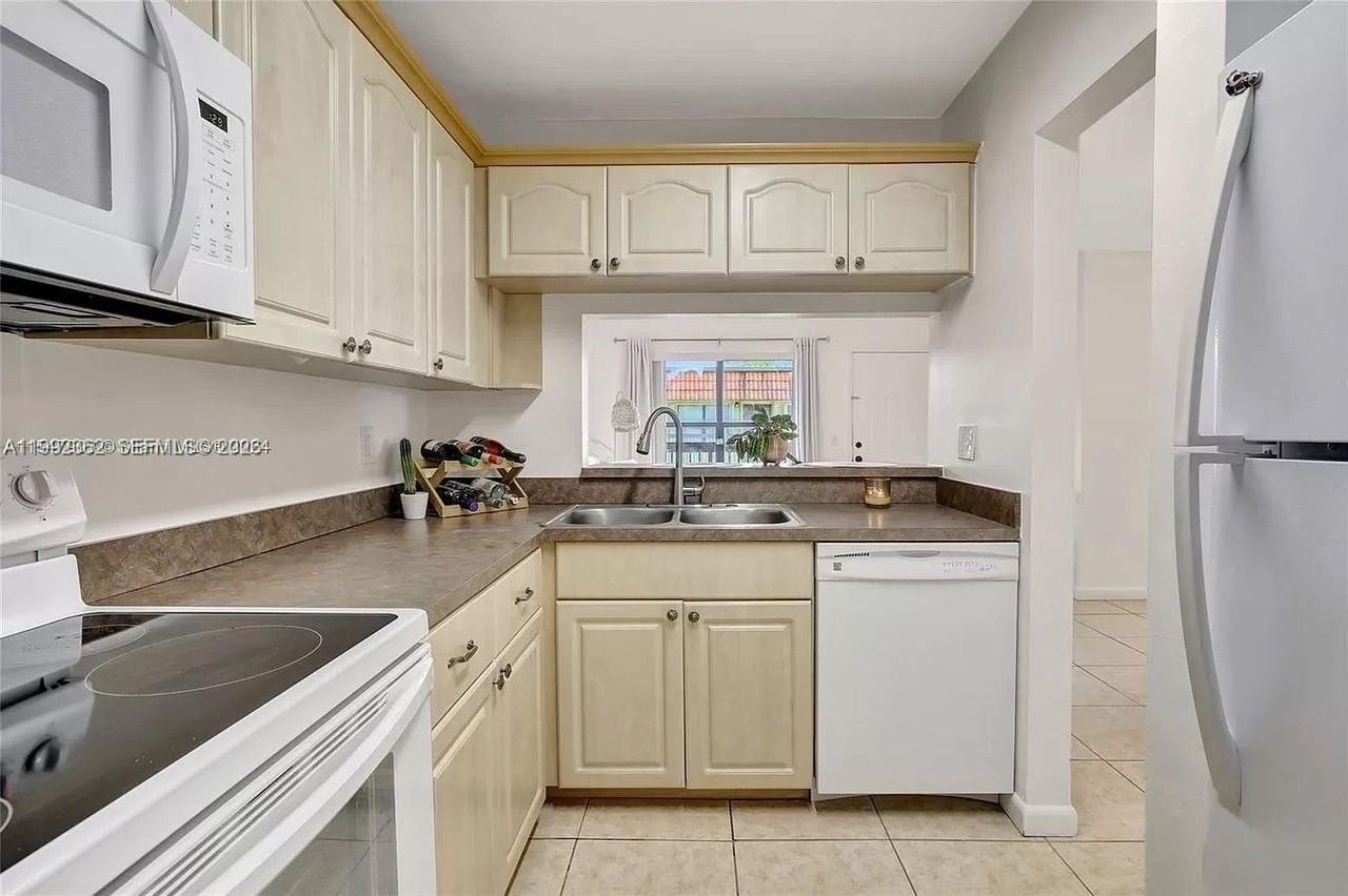 561 Nw 100th Pl #201 - Photo 4 of 28