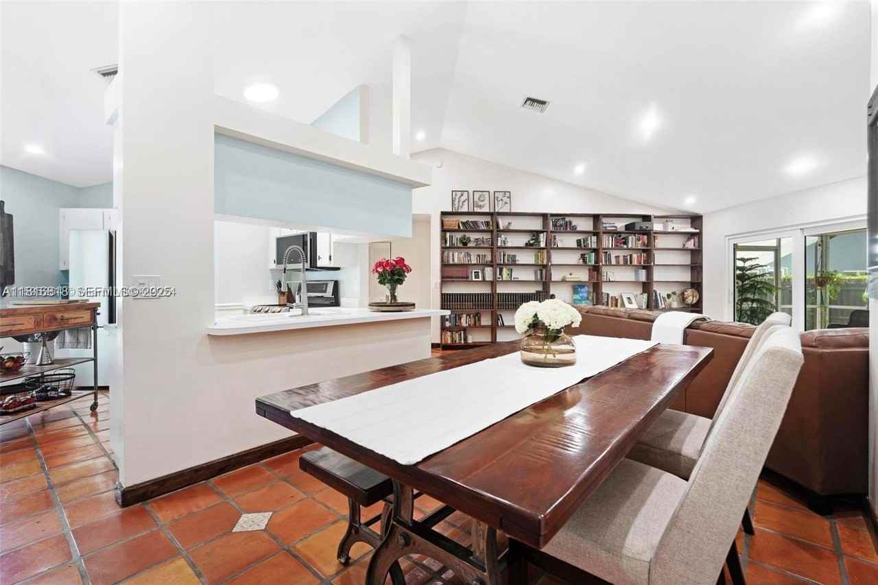 301 Northwest 78th Avenue - Photo 4 of 36