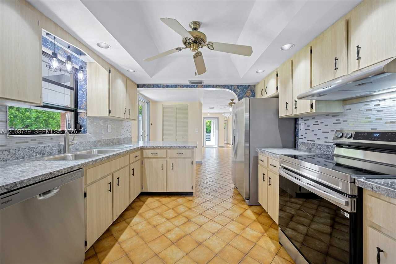 5746 Sw 53rd Ter - Photo 6 of 24