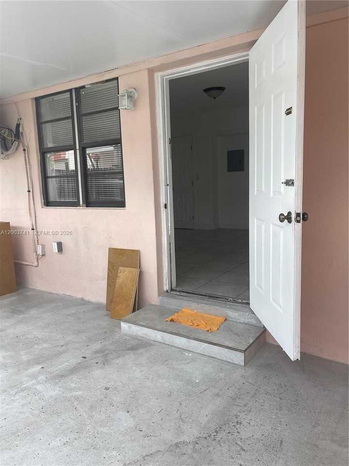 317 E 8th St #3 - Photo 3 of 19
