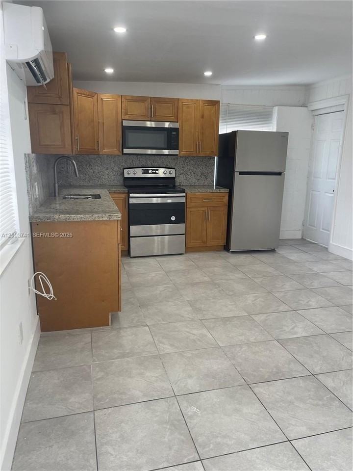 317 E 8th St #3 - Photo 7 of 19