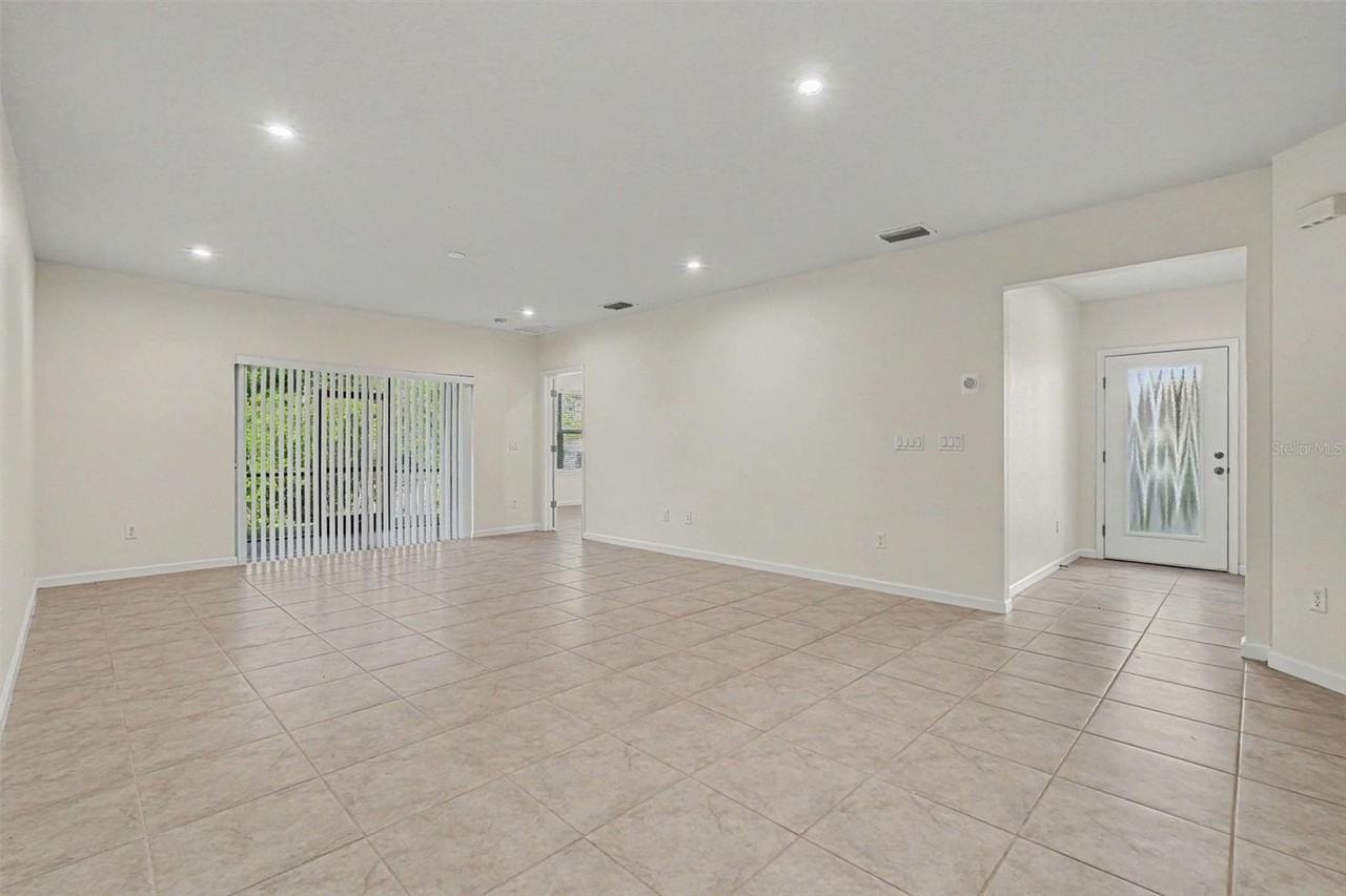 18267 Turning Leaf Cir - Photo 4 of 38