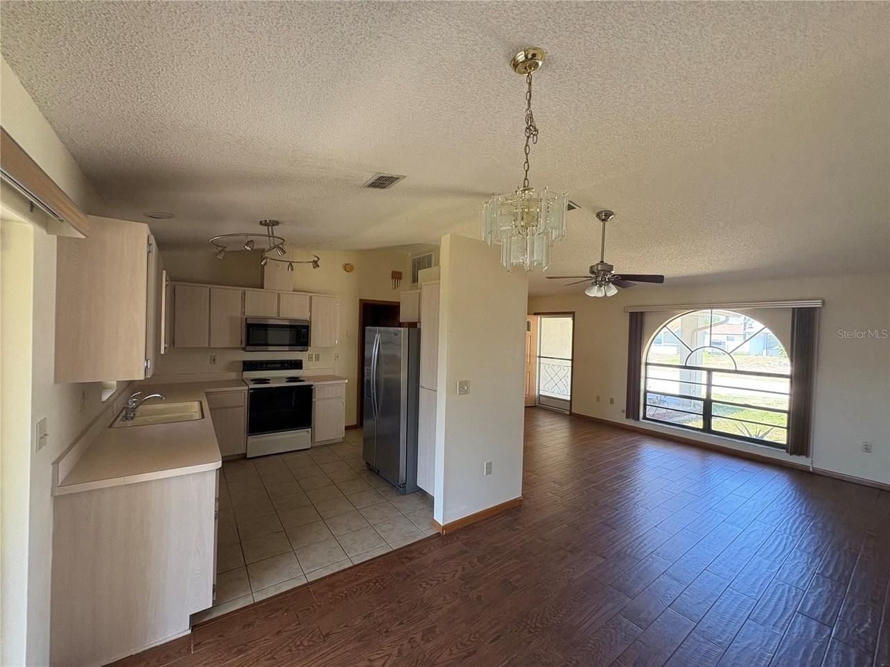 3052 Salton St - Photo 5 of 17