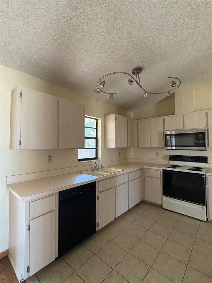 3052 Salton St - Photo 7 of 17