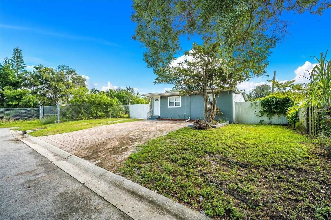 1601 Palm Way - Photo 2 of 25