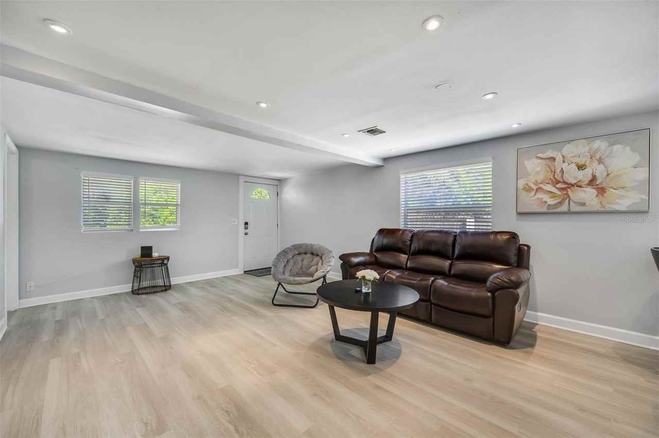 1601 Palm Way - Photo 4 of 25