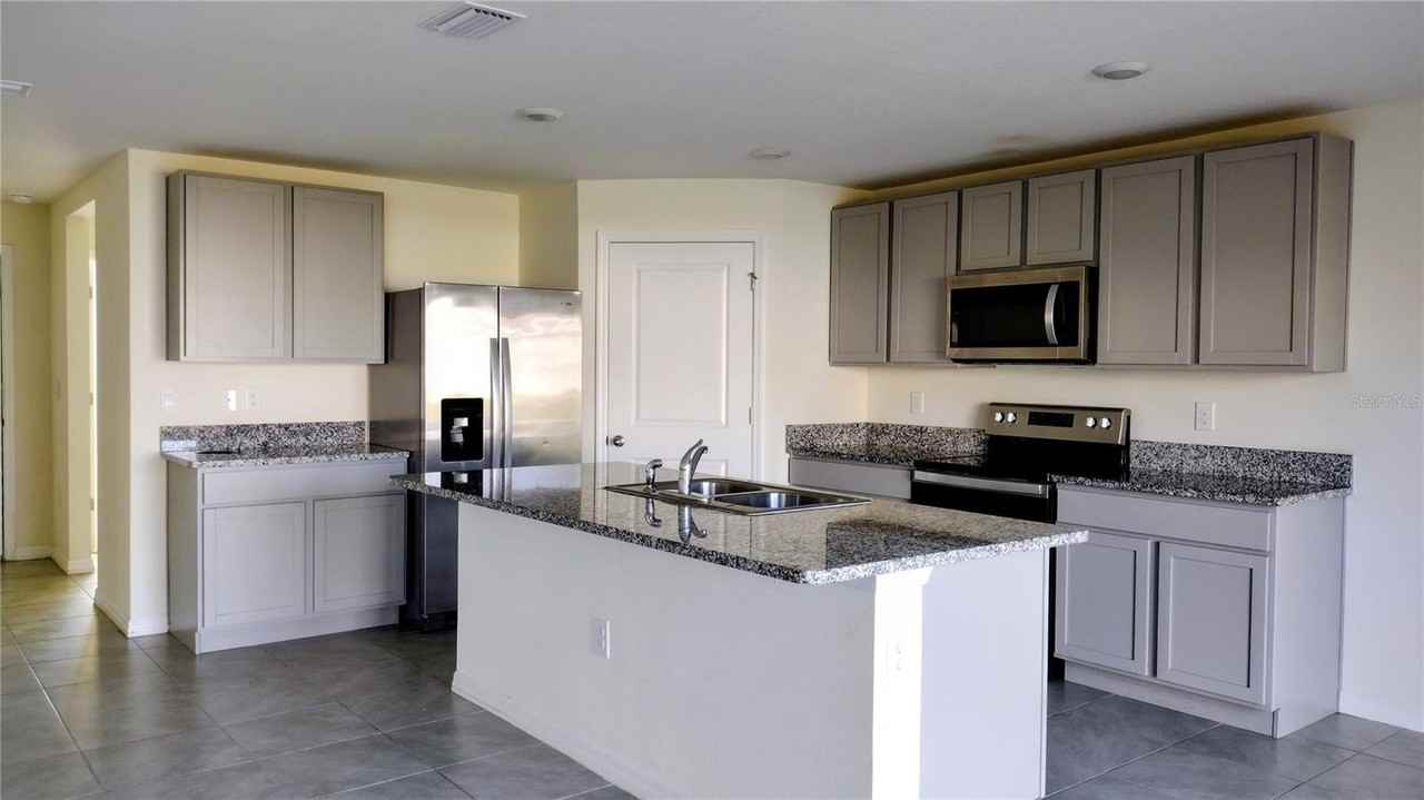 16702 Carlton Pond St - Photo 4 of 29