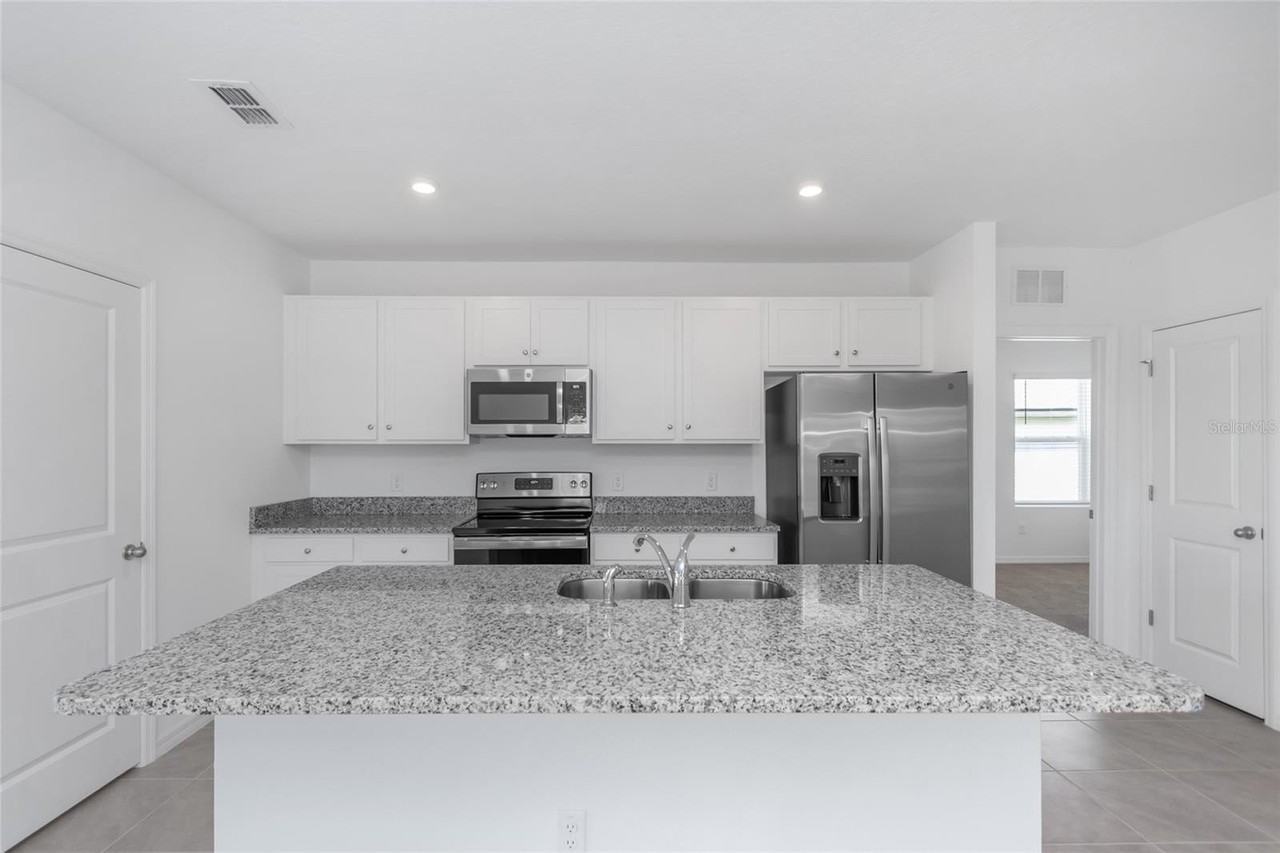 6773 Branham Mill Ct - Photo 3 of 19