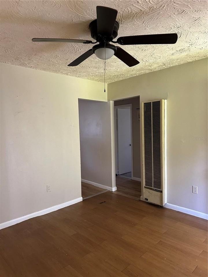 1111 Willow Ave - Photo 4 of 11