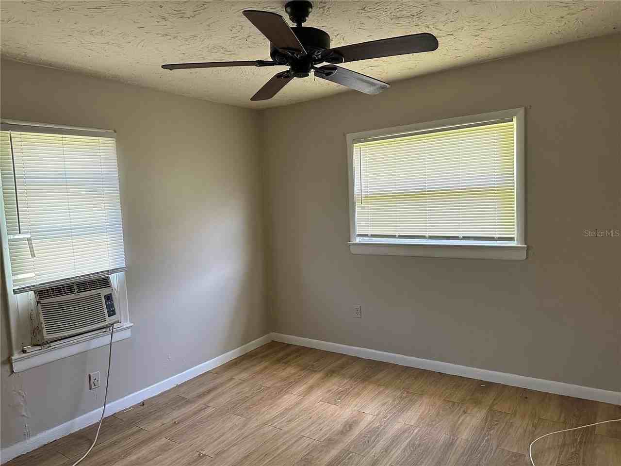 1111 Willow Ave - Photo 6 of 11