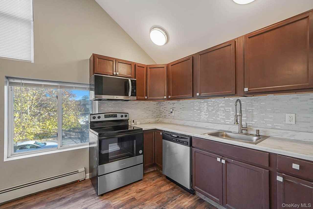 158 Oldfield Ave - Photo 4 of 18