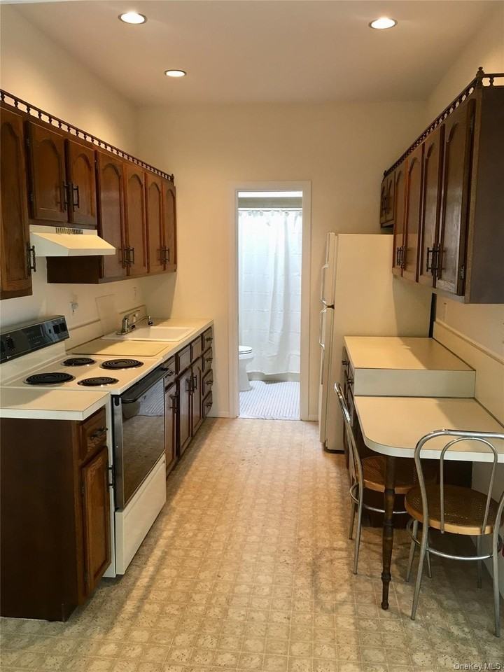 54 Old Brook Rd - Photo 7 of 13