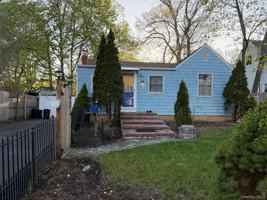 featured image of 32 Dewey St