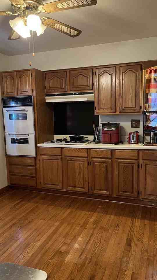 647 N May St - Photo 2 of 11