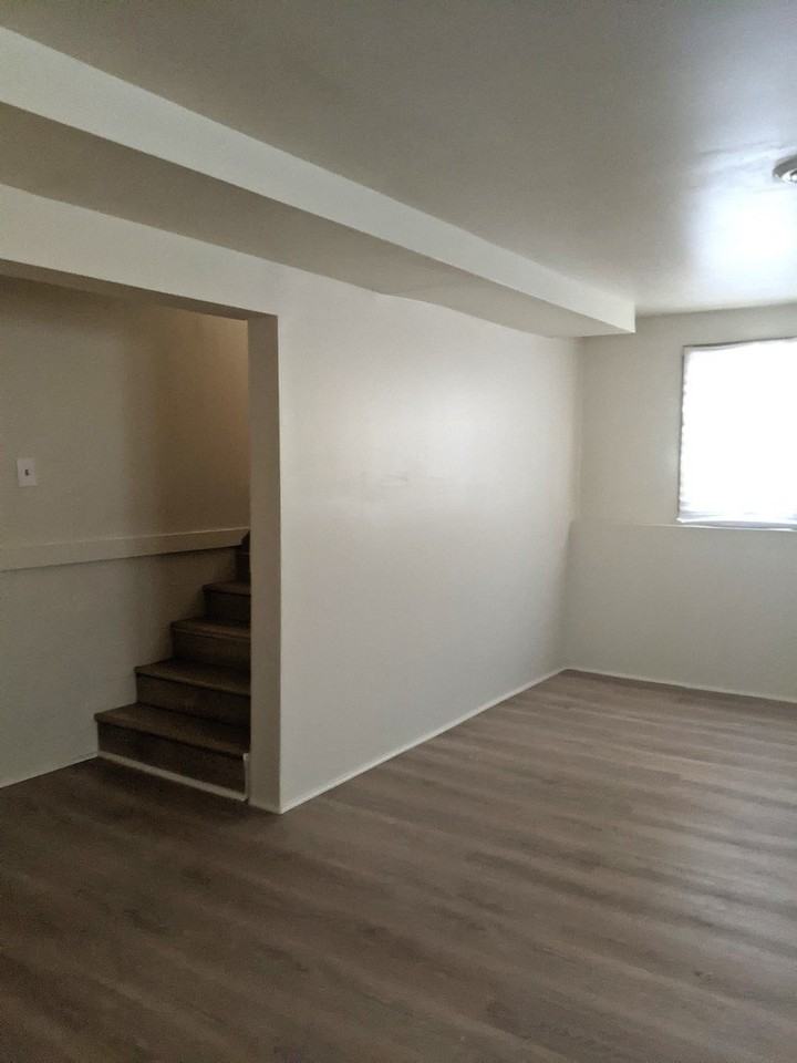 647 N May St - Photo 5 of 11