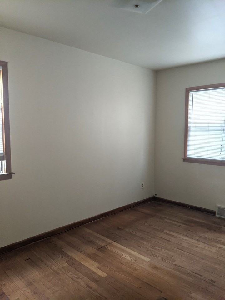 647 N May St - Photo 6 of 11