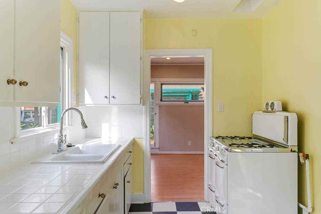 617 S Columbus Ave #A - Photo 7 of 9