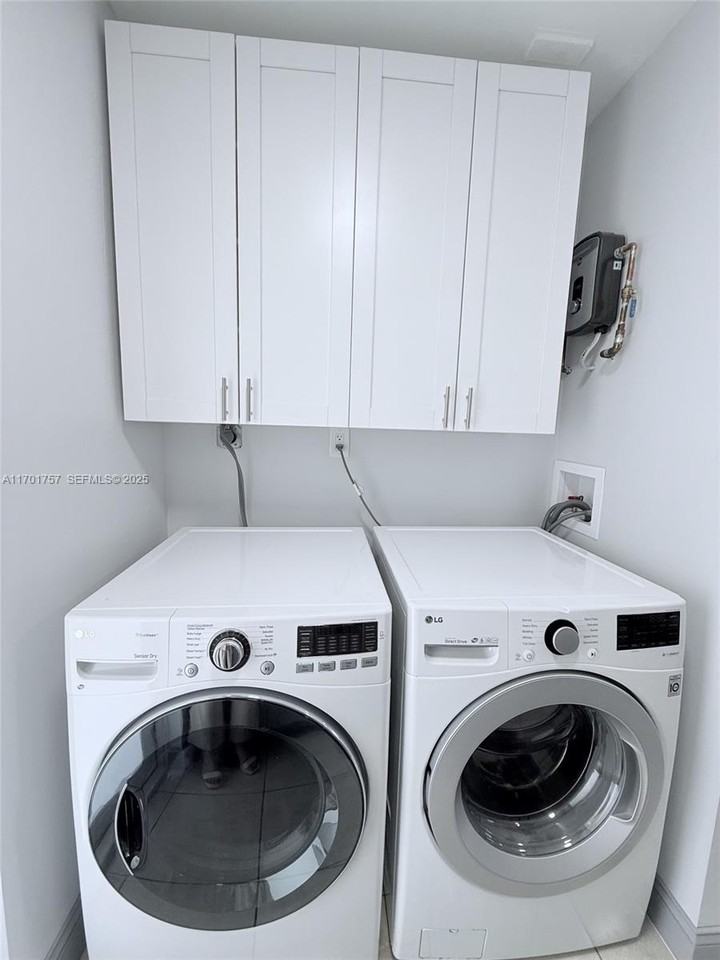 956 West 68th Street - Photo 6 of 21