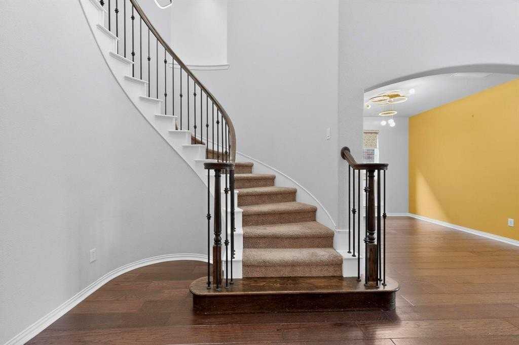 1817 Houghton Dr - Photo 6 of 40