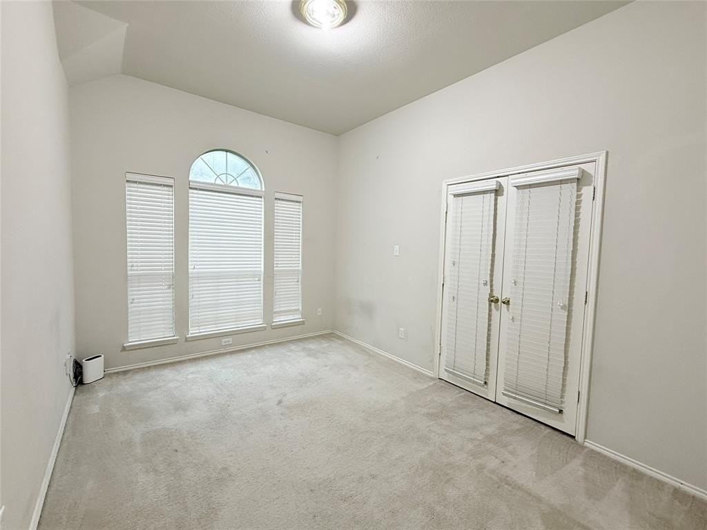 6101 Vineyard Ln - Photo 4 of 15