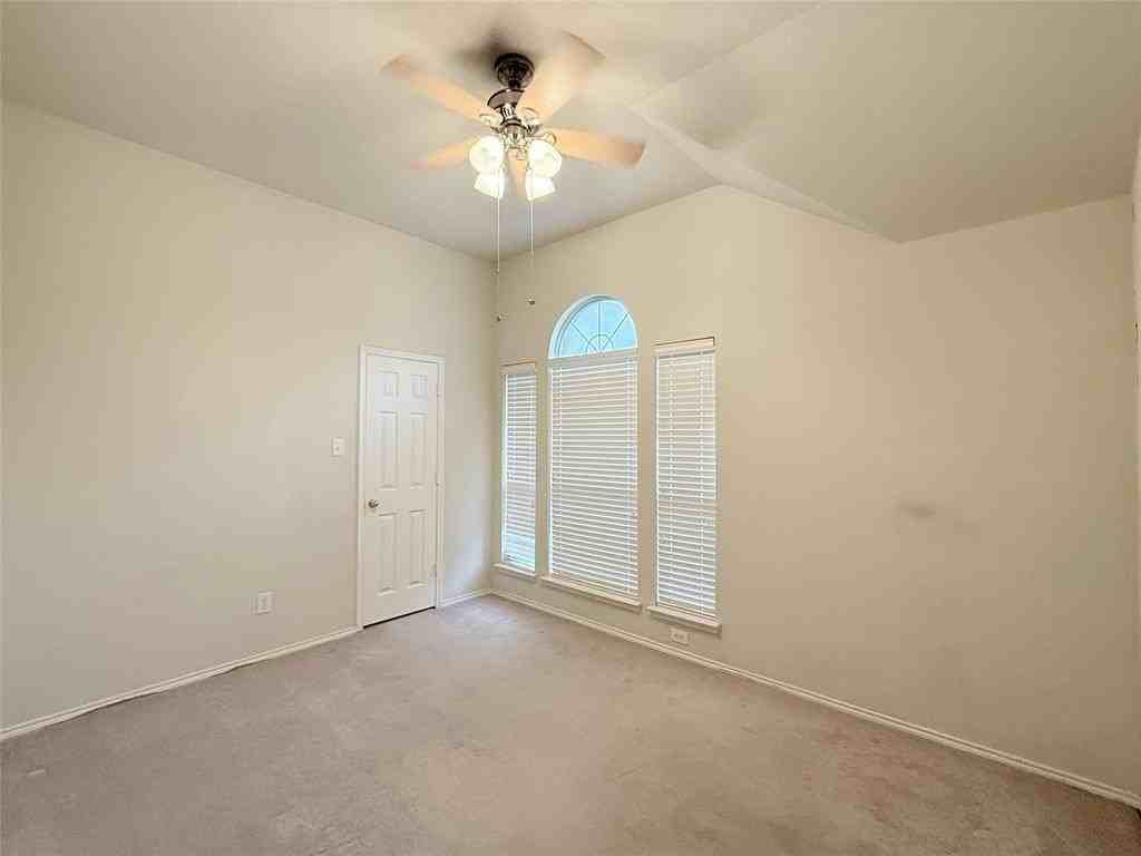 6101 Vineyard Ln - Photo 5 of 15