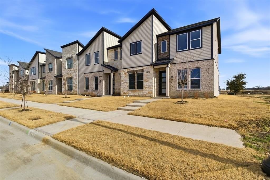 8902 Lowell St - Photo 2 of 32