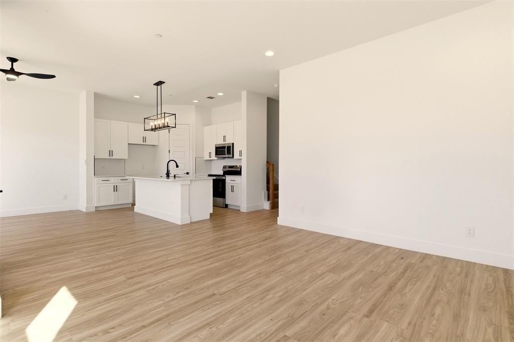 8902 Lowell St - Photo 7 of 32