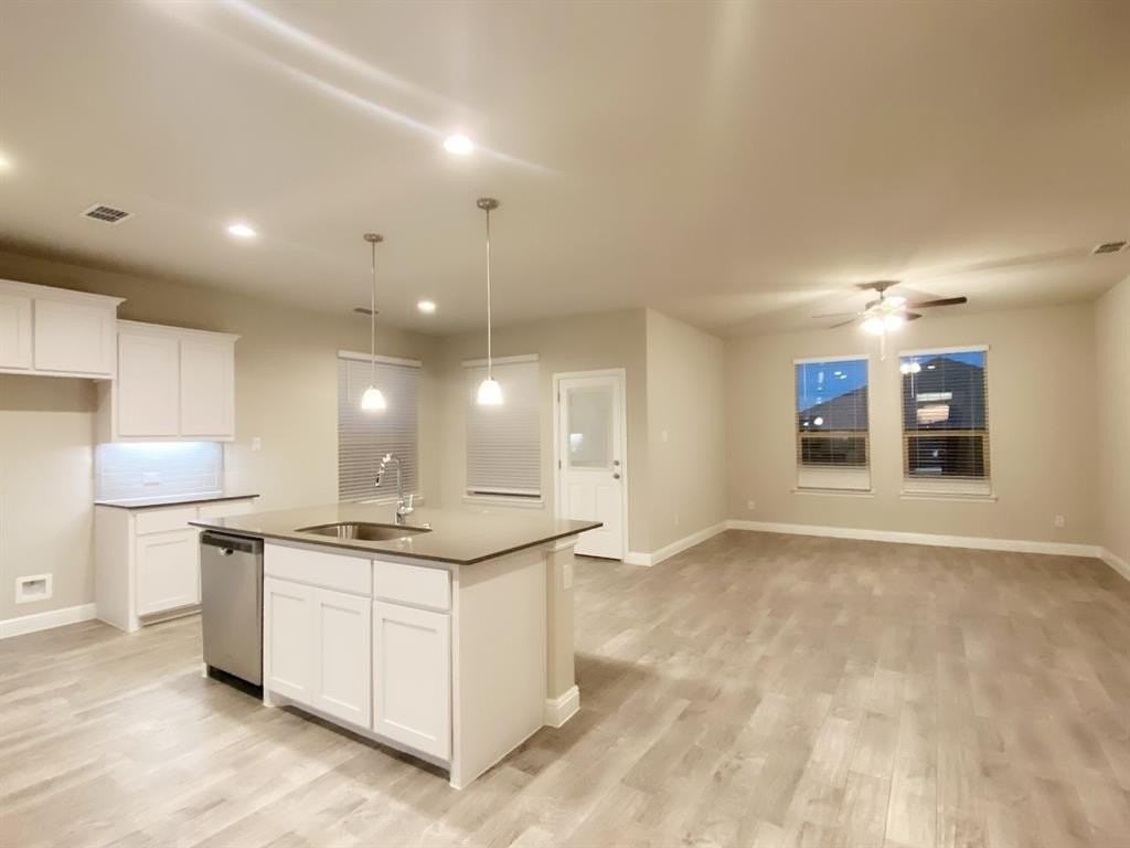 11536 Leeson St - Photo 4 of 35