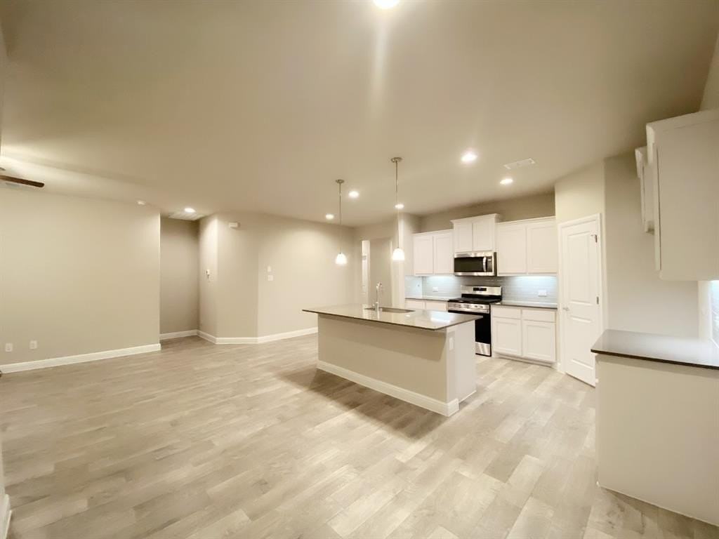 11536 Leeson St - Photo 6 of 35