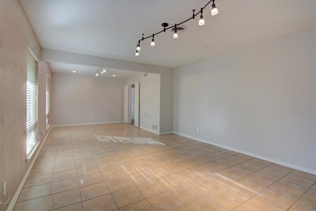 3763 Vinecrest Dr - Photo 4 of 40