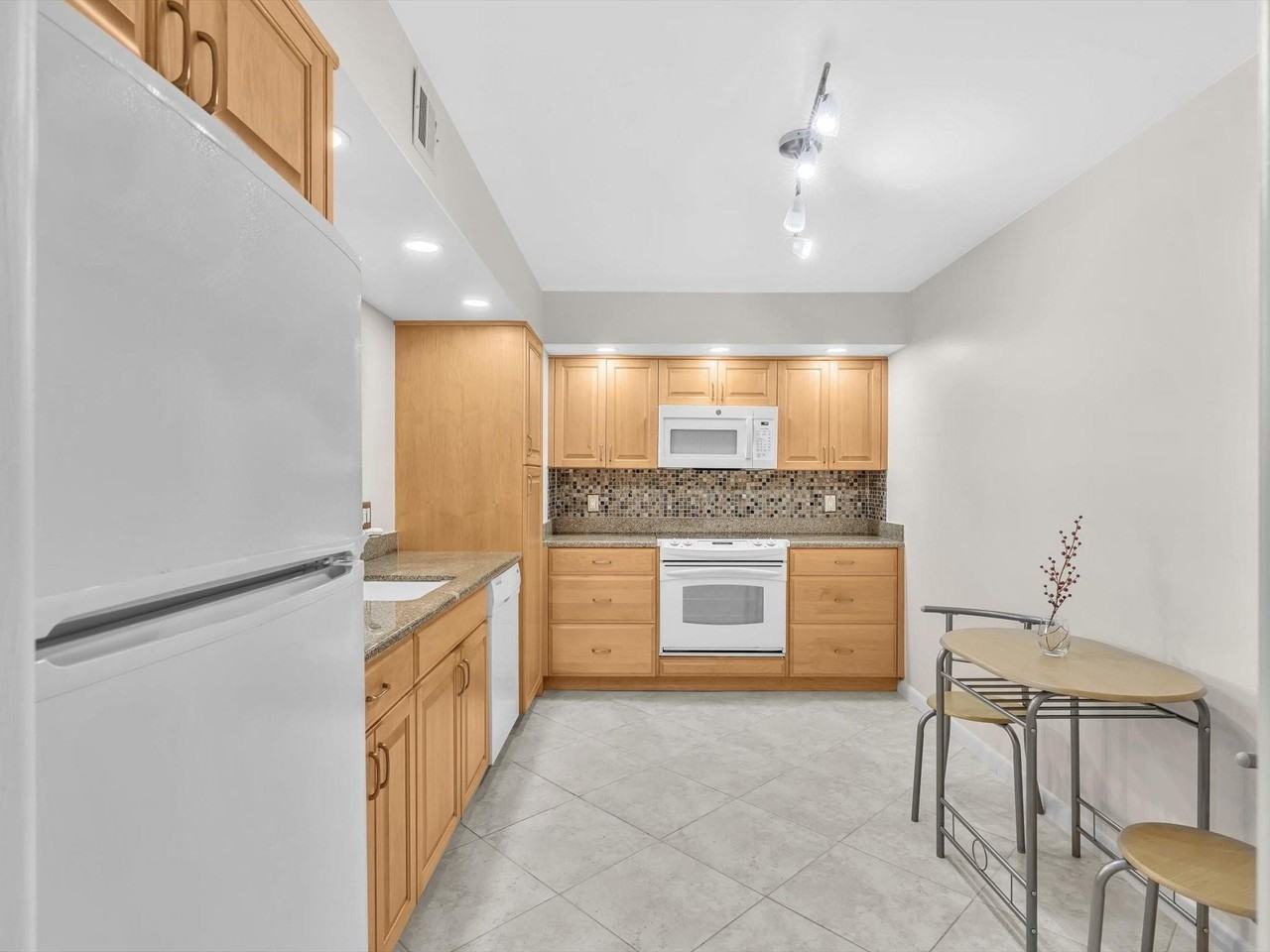 1150 Hillsboro Mile Hillsboro Mile #309 - Photo 4 of 50