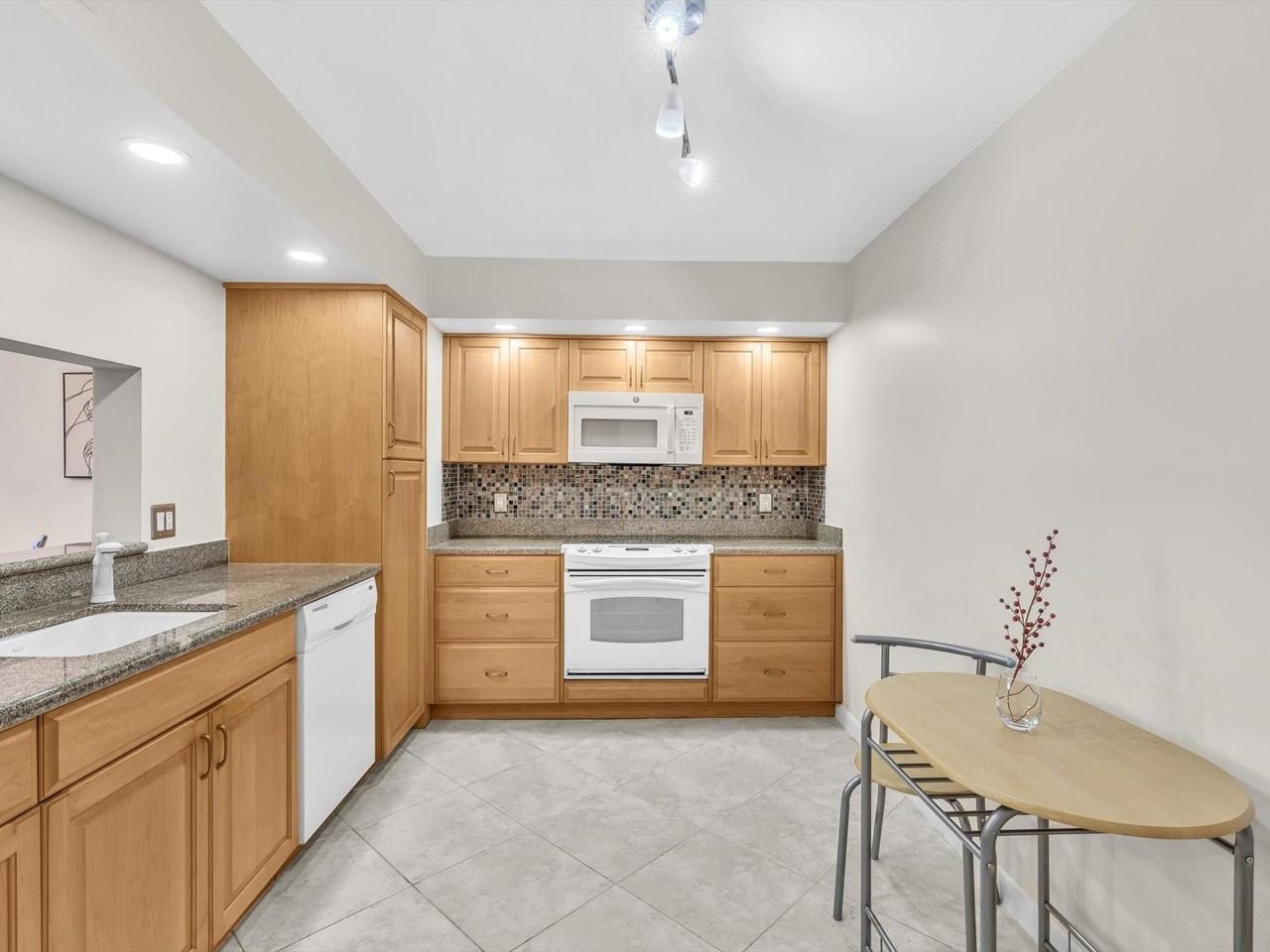 1150 Hillsboro Mile Hillsboro Mile #309 - Photo 5 of 50