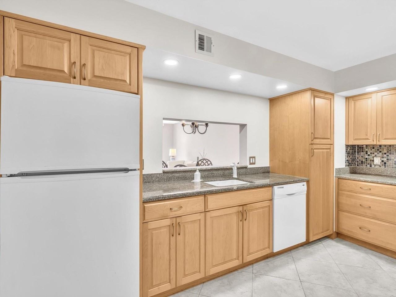 1150 Hillsboro Mile Hillsboro Mile #309 - Photo 6 of 50