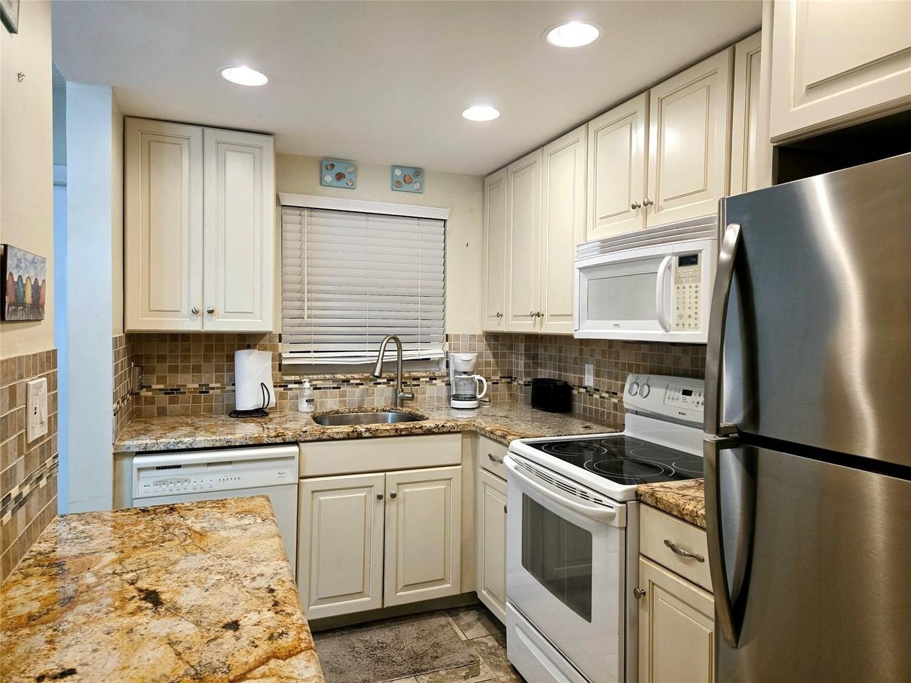 1161 Hillsboro Mile #506 - Photo 4 of 50