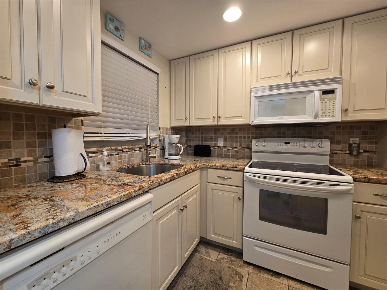1161 Hillsboro Mile #506 - Photo 5 of 50