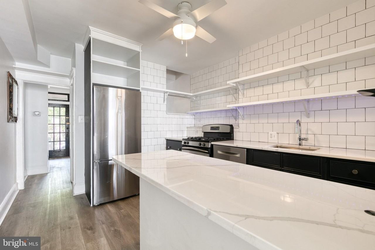 860 W 33rd St - Photo 5 of 23