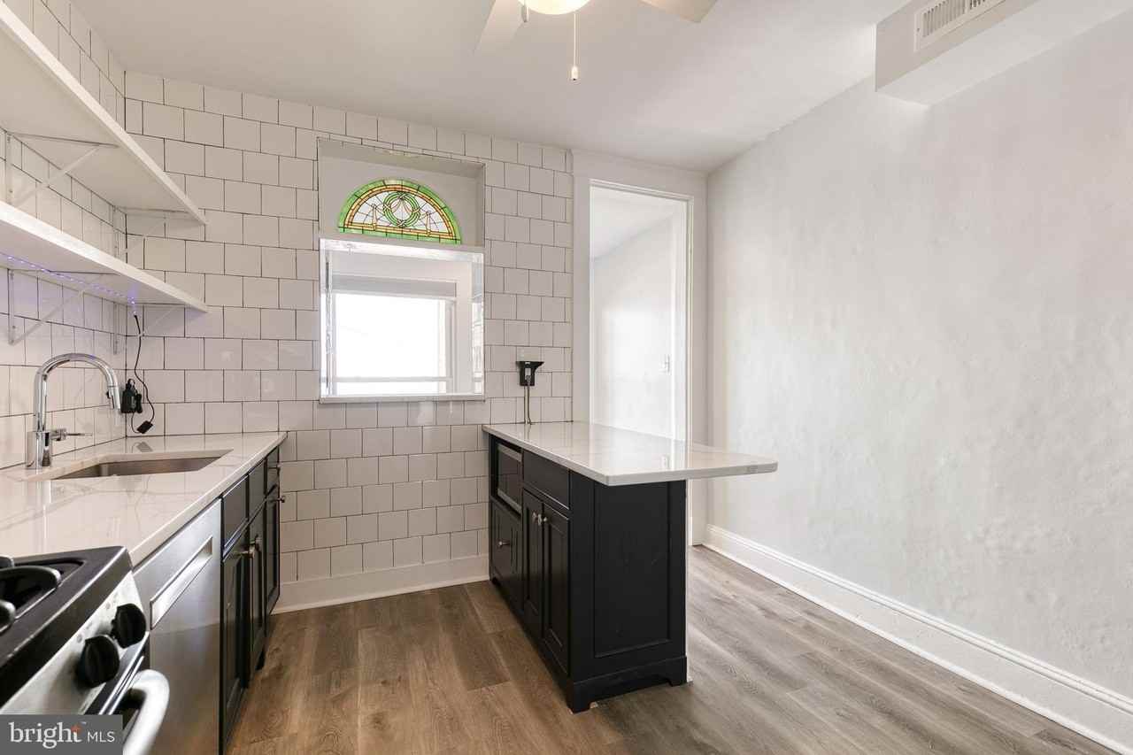 860 W 33rd St - Photo 6 of 23